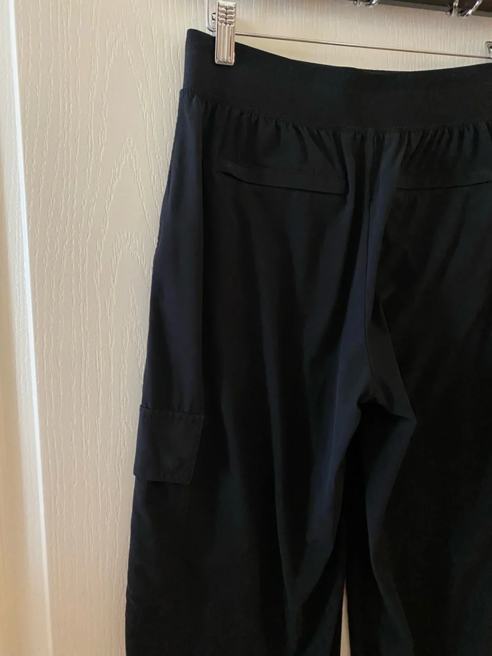 ATHLETA Brooklyn Heights High Rise Cargo Pant Wide Legs in Black - 0 Petite - Picture 10 of 12